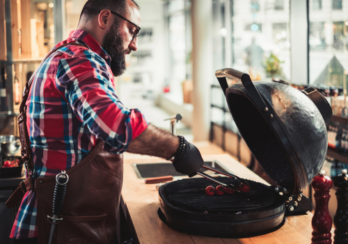 Chef,Grilling,Steak,In,A,Restaurant